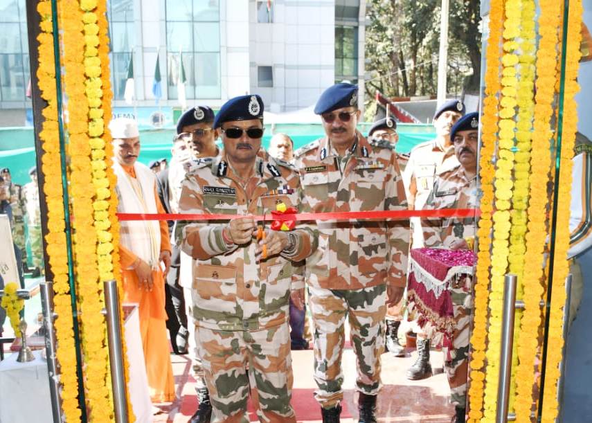फीता काटकर पुस्तकालय का उद्घाटन करते आईटीबीपी के महानिदेशक राहुल रसगोत्रा। फीता काटकर पुस्तकालय का उद्घाटन करते आईटीबीपी के महानिदेशक राहुल रसगोत्रा।