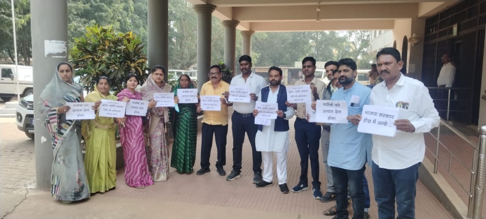 शिकायत पत्र दिखाते हुए कांग्रेसी। शिकायत पत्र दिखाते हुए कांग्रेसी।