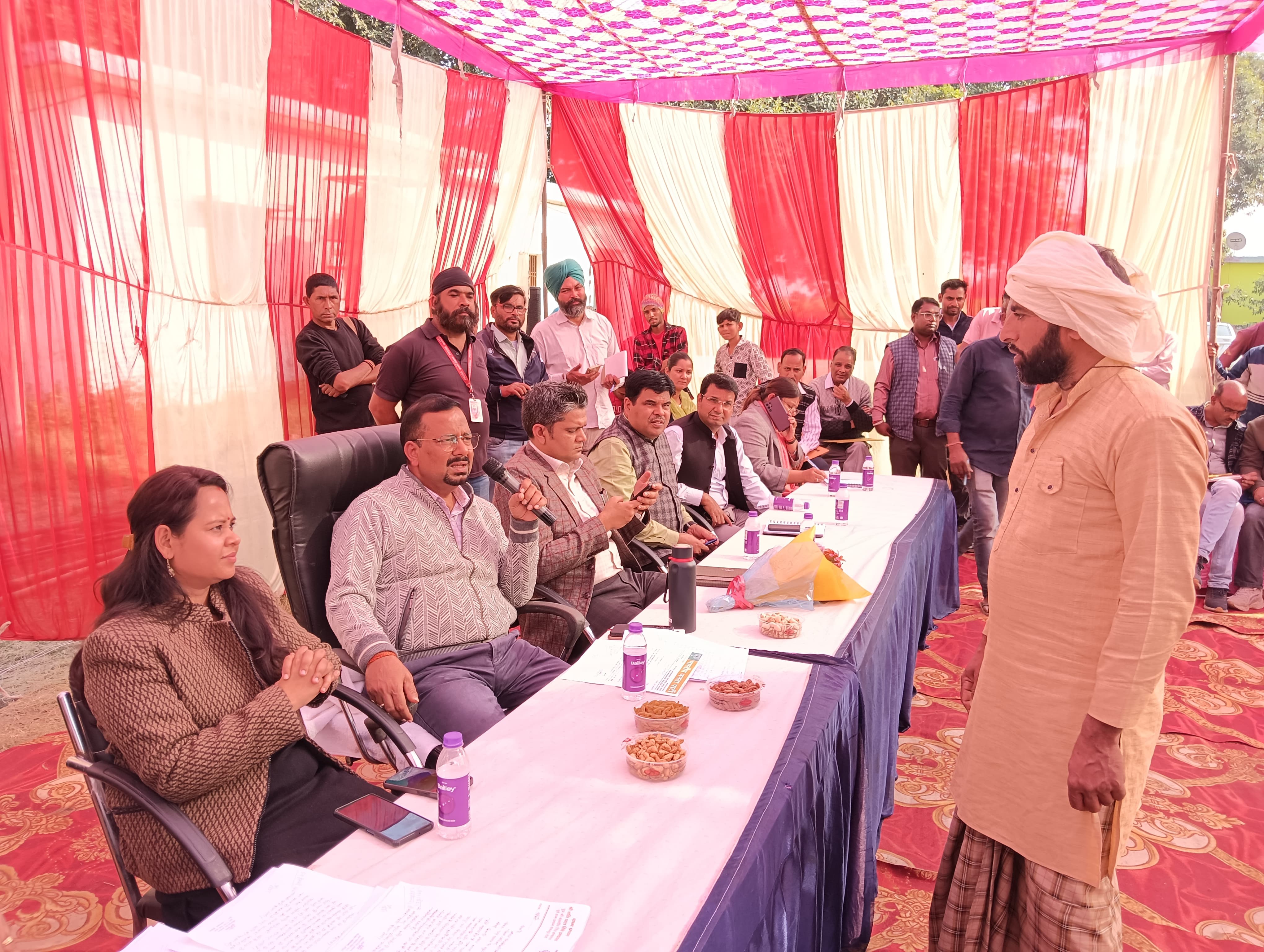 जिलाधिकारी ने लगाया जनता दरबार