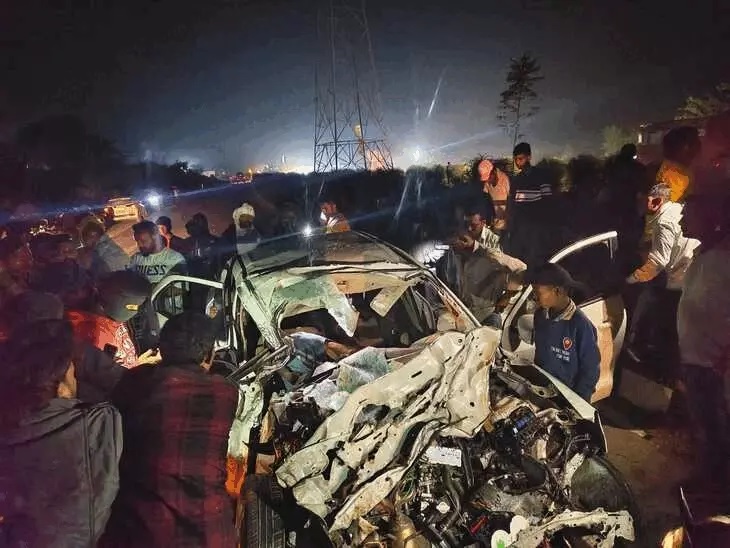 हादसे में चकनाचूर कार। हादसे में चकनाचूर कार।