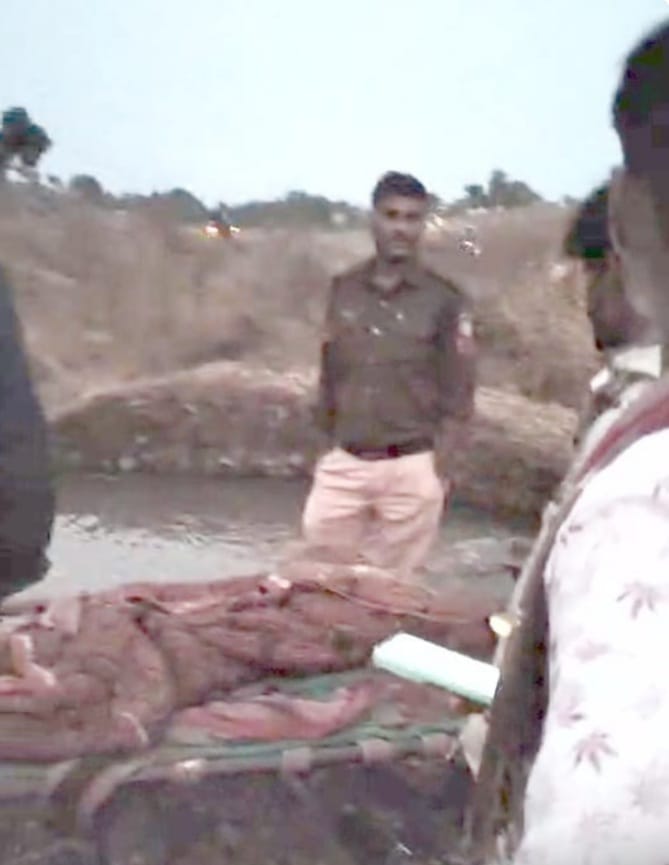 खेत में सिंचाई करने वाले पर प्रकरण दर्ज खेत में सिंचाई करने वाले पर प्रकरण दर्ज