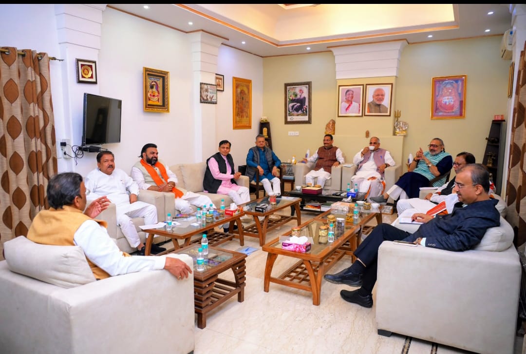 बिहार कोर कमेटी की बैठक में भाग लेते राज्य प्रभारी विनोद तावड़े, गिरीराज सिंह सहित कई नेता बिहार कोर कमेटी की बैठक में भाग लेते राज्य प्रभारी विनोद तावड़े, गिरीराज सिंह सहित कई नेता