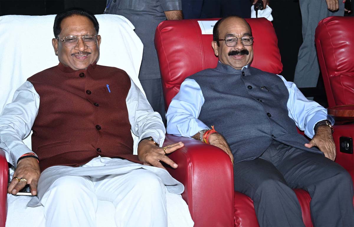 मुख्यमंत्री विष्णुदेव साय एवं उप मुख्यमंत्री अरूण साव फिल्म देखते मुख्यमंत्री विष्णुदेव साय एवं उप मुख्यमंत्री अरूण साव फिल्म देखते