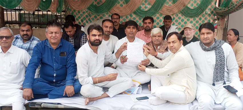 22 Snp- सोनीपत: भूख हड़ताल पर बैठे जिला पार्षद व ब्लॉक समिति सदस्य,
