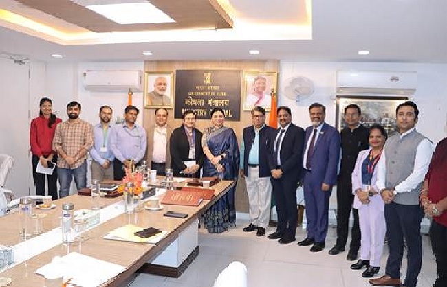 सफल बोलीदाताओं के साथ समझौते करते कोयला सचिव और अन्य सफल बोलीदाताओं के साथ समझौते करते कोयला सचिव और अन्य