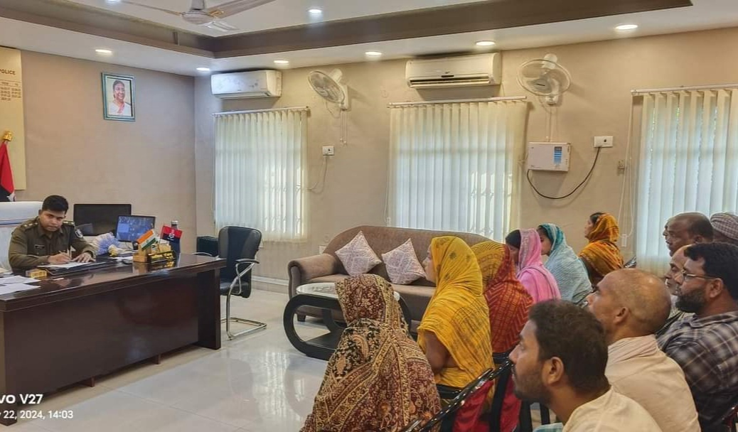 अररिया फोटो:एसपी कार्यालय में फरियादियों की फ्रांस सुनते एसपी अमित रंजन अररिया फोटो:एसपी कार्यालय में फरियादियों की फ्रांस सुनते एसपी अमित रंजन