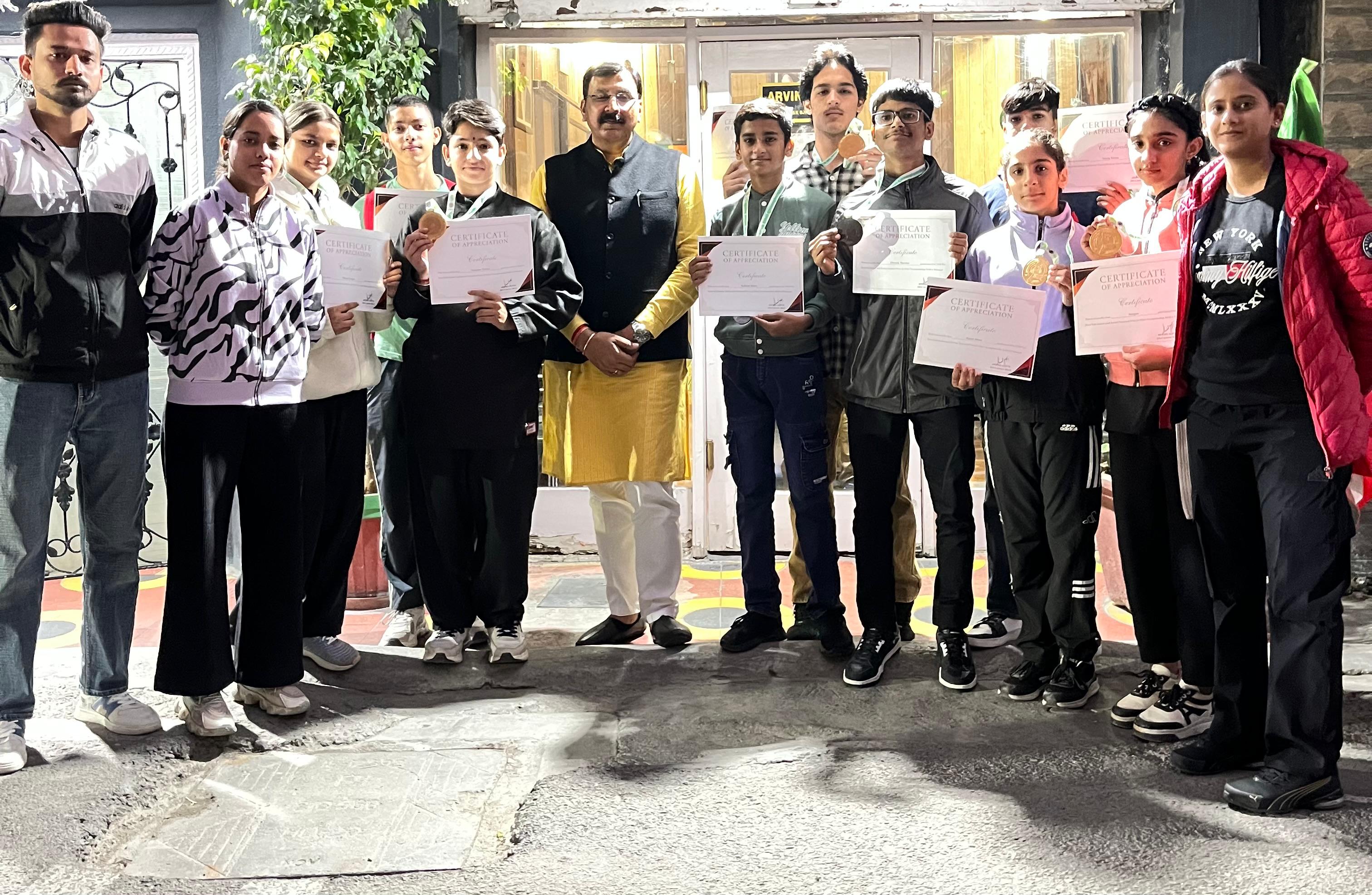 युवाओं से खेल को एक व्यवहार्य कैरियर के रूप में अपनाने का आग्रह किया