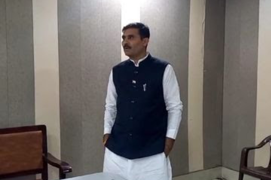 जिला परिषद की बैठक में कुर्सी ना मिलने पर खड़े पुंडरी के विधायक सतपाल जांबा जिला परिषद की बैठक में कुर्सी ना मिलने पर खड़े पुंडरी के विधायक सतपाल जांबा