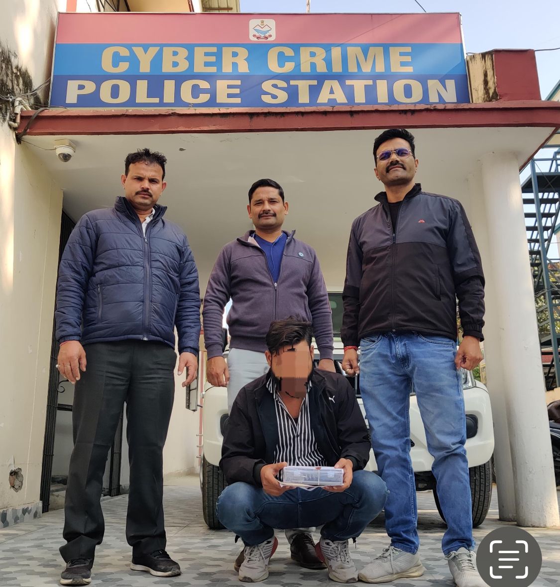 पुलिस गिरफ्त में साइबर ठग। पुलिस गिरफ्त में साइबर ठग।