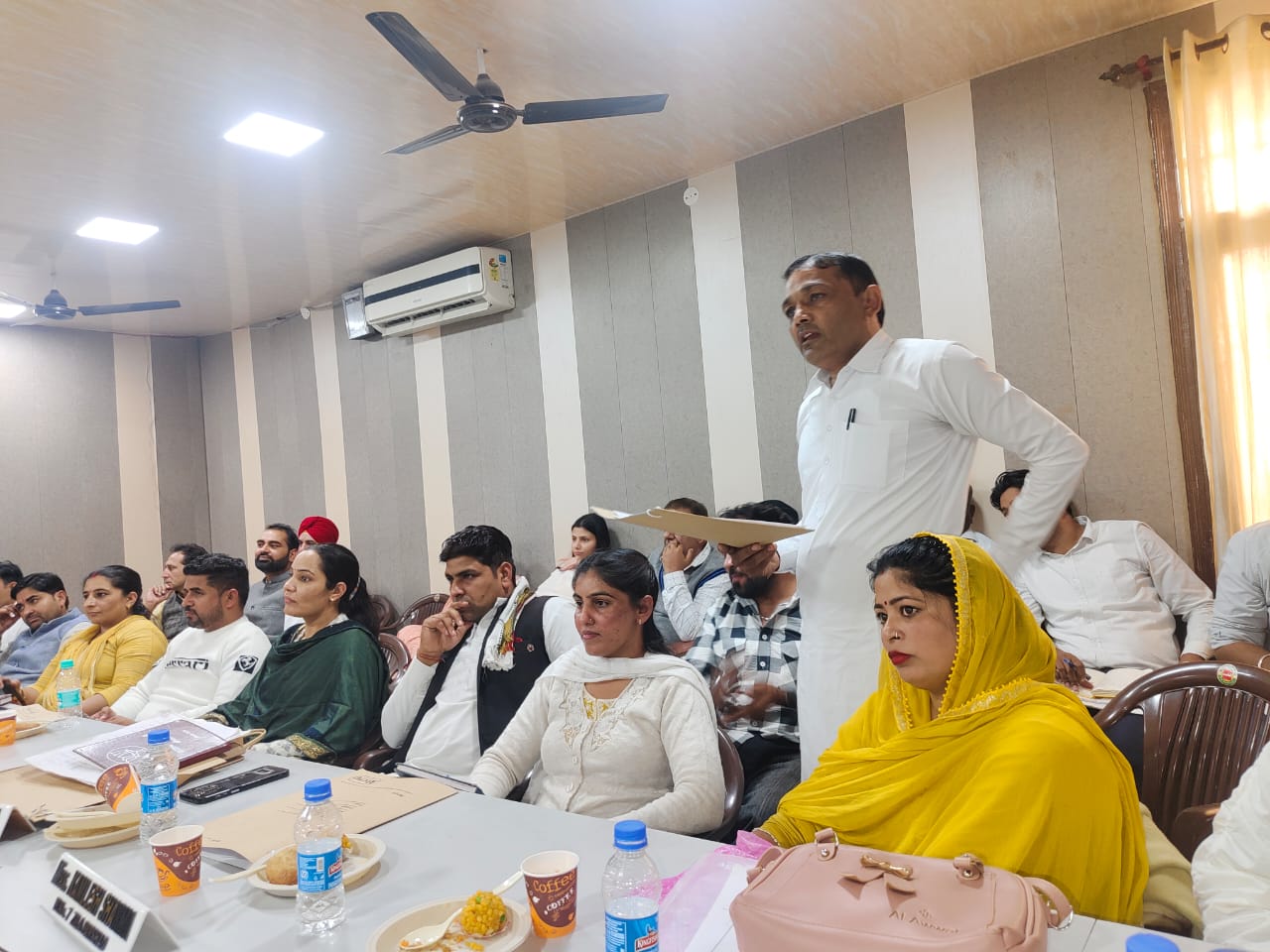 जिला परिषद की बैठक में अपने क्षेत्र के मुद्दे उठाते हुए जिला पार्षद जिला परिषद की बैठक में अपने क्षेत्र के मुद्दे उठाते हुए जिला पार्षद