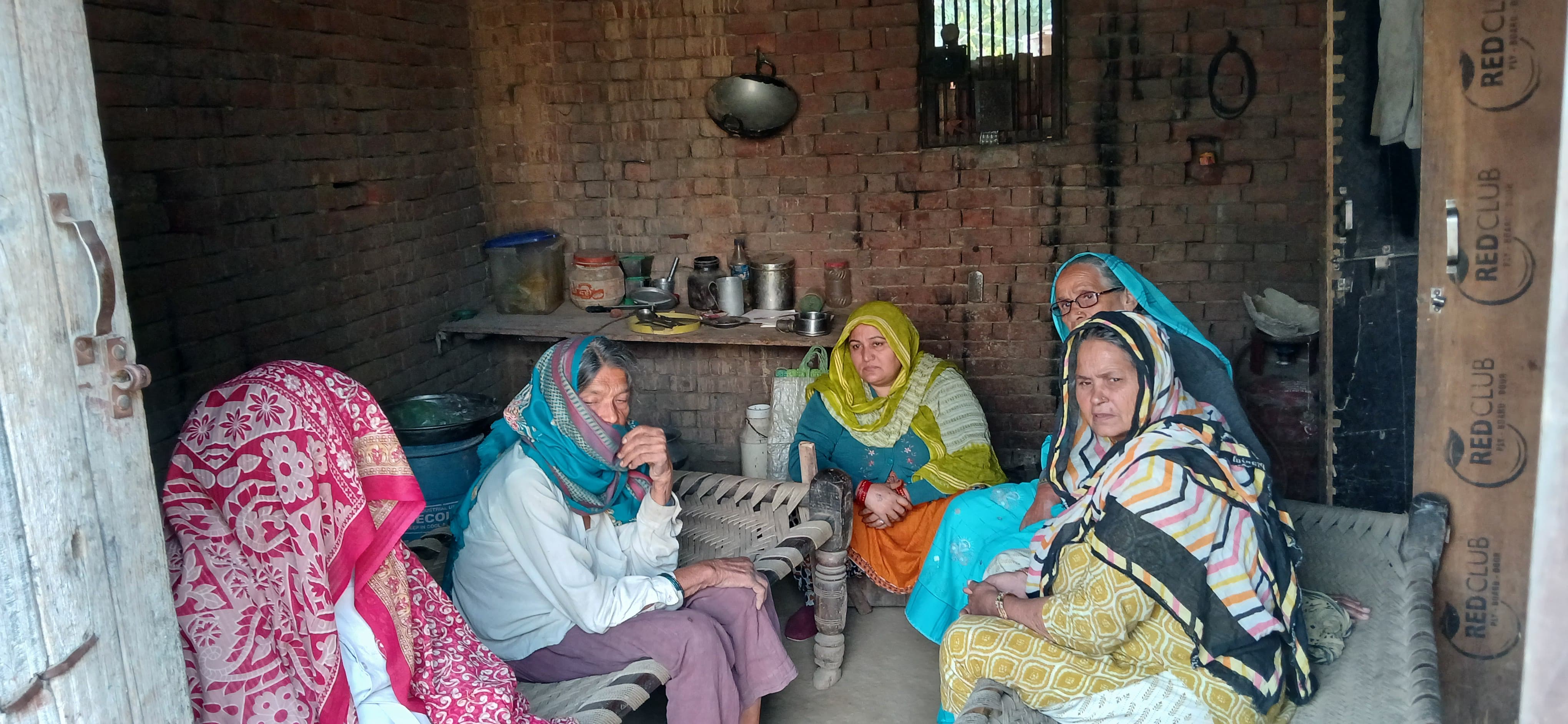युवक की मौत के बाद विलाप करते परिजन युवक की मौत के बाद विलाप करते परिजन