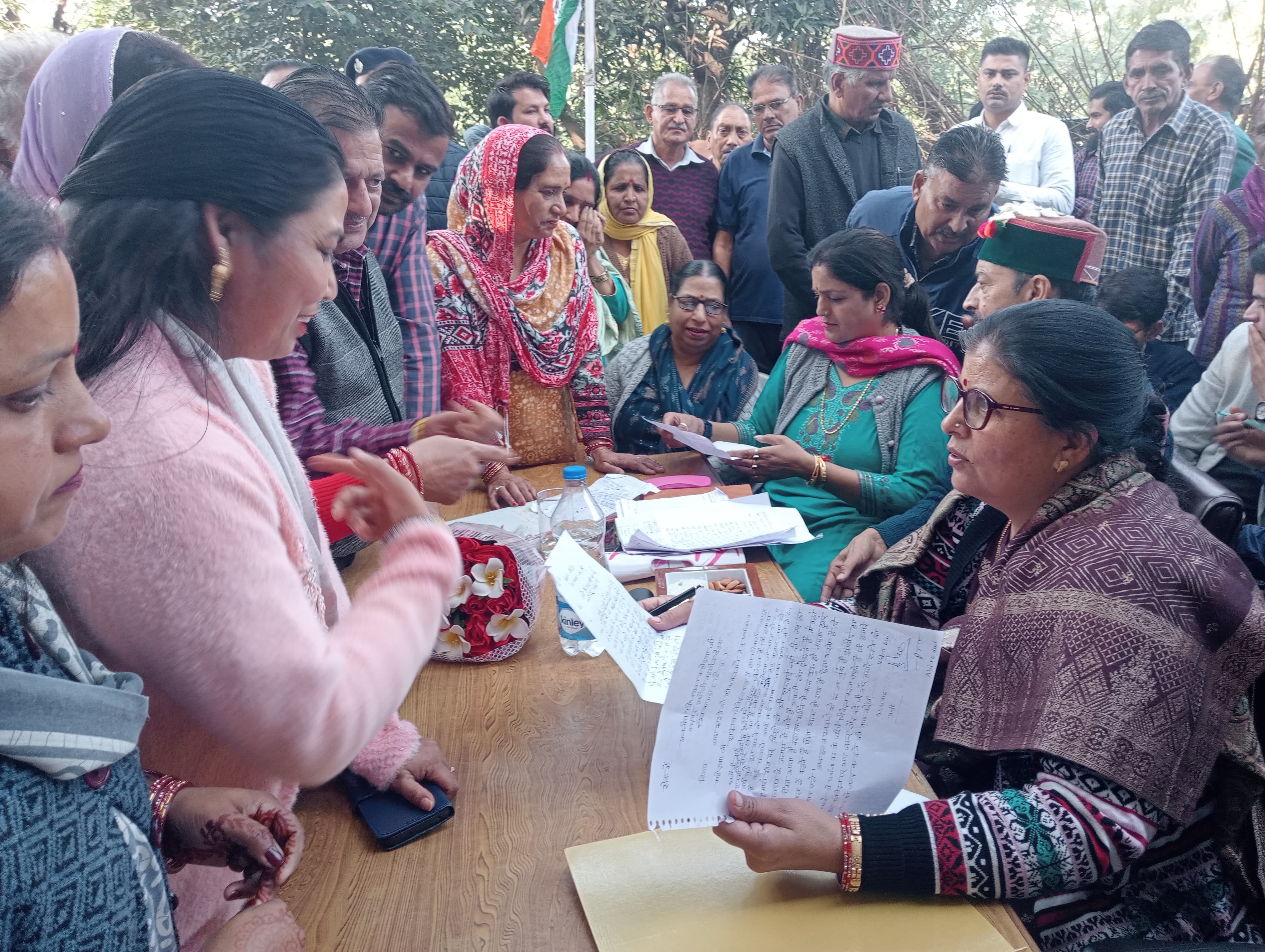 जनसमस्याएं सुनते हुए विधायक कमलेश ठाकुर।