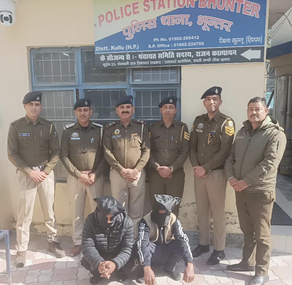 चरस के साथ गिरफ्तार चरस के साथ गिरफ्तार