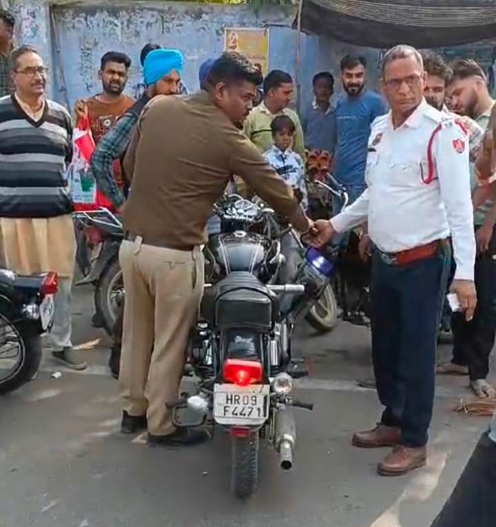 बुलेट चालकों का चलन करते हुए ट्रैफिक पुलिस के अधिकारी बुलेट चालकों का चलन करते हुए ट्रैफिक पुलिस के अधिकारी