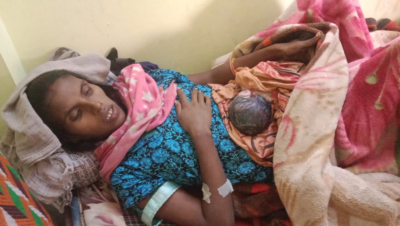 शौचालय में महिला को हुआ प्रसव,परिजनों ने डॉ पर लगाया लापरवाही का आरोप शौचालय में महिला को हुआ प्रसव,परिजनों ने डॉ पर लगाया लापरवाही का आरोप