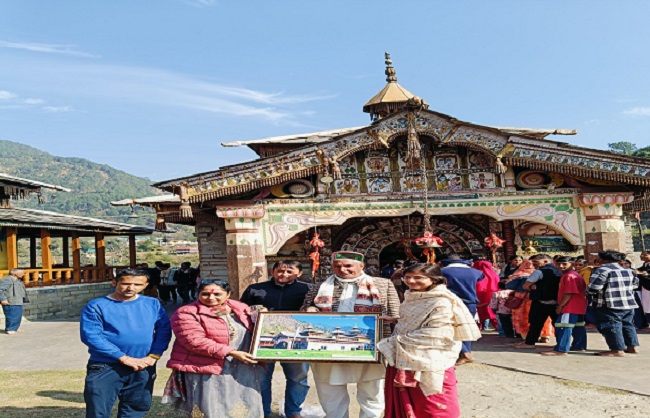 स्थानीय ग्रामीणों और मंदिर समिति की ओर से विधानसभा अध्यक्ष का श्री महासू देवता मंदिर हनोल पहुंचने पर स्वागत करते। स्थानीय ग्रामीणों और मंदिर समिति की ओर से विधानसभा अध्यक्ष का श्री महासू देवता मंदिर हनोल पहुंचने पर स्वागत करते।
