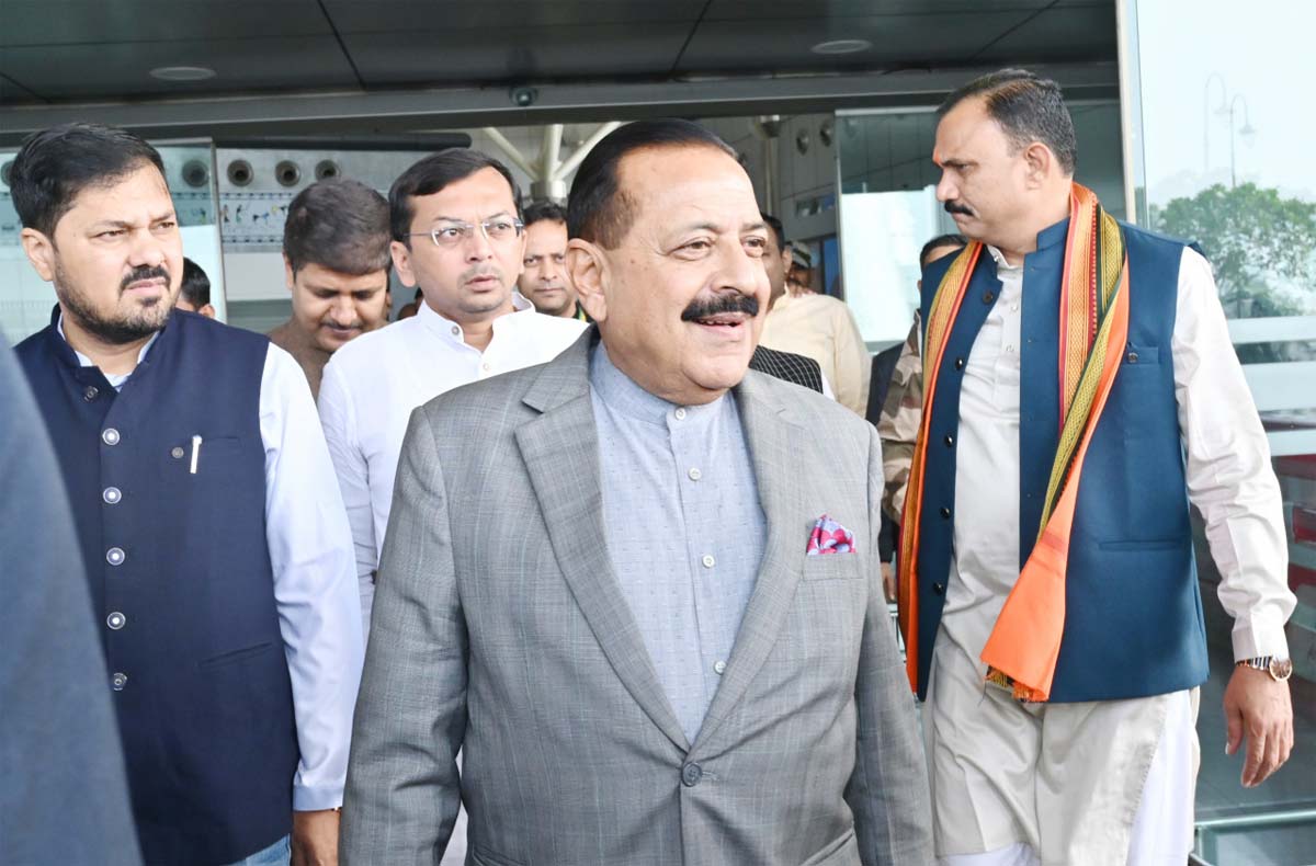 केन्द्रीय मंत्री डाॅ. सिंह का राजधानी रायपुर पहुंचे केन्द्रीय मंत्री डाॅ. सिंह का राजधानी रायपुर पहुंचे