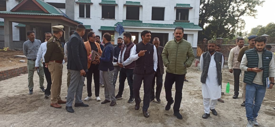 उपायुक्त कांगड़ा इंदौरा में विकास कार्यों का निरीक्षण करते हुए। उपायुक्त कांगड़ा इंदौरा में विकास कार्यों का निरीक्षण करते हुए।