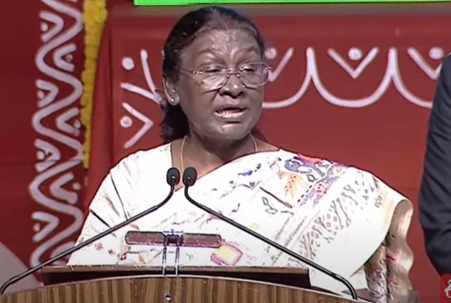 हैदराबाद में शुक्रवार को लोकमंथन के उद्घाटन समारोह को संबोधित करतीं राष्ट्रपति द्रौपदी मुर्मु। हैदराबाद में शुक्रवार को लोकमंथन के उद्घाटन समारोह को संबोधित करतीं राष्ट्रपति द्रौपदी मुर्मु।