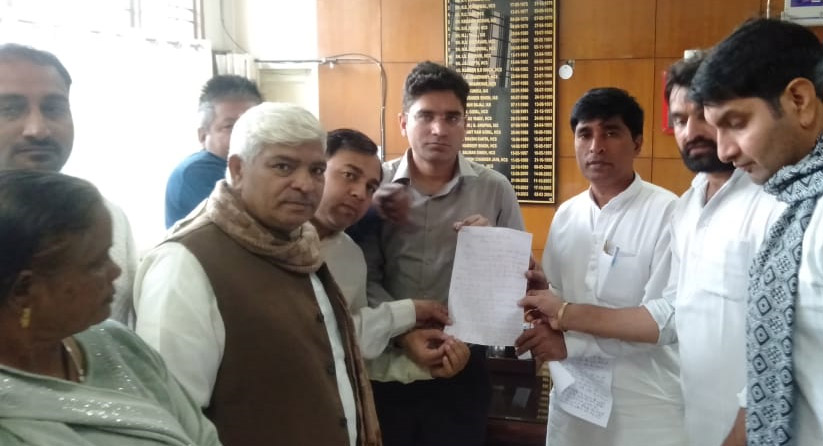 एसडीएम को मांग पत्र देते हुए जिला पार्षद व ब्लॉक समिति सदस्य