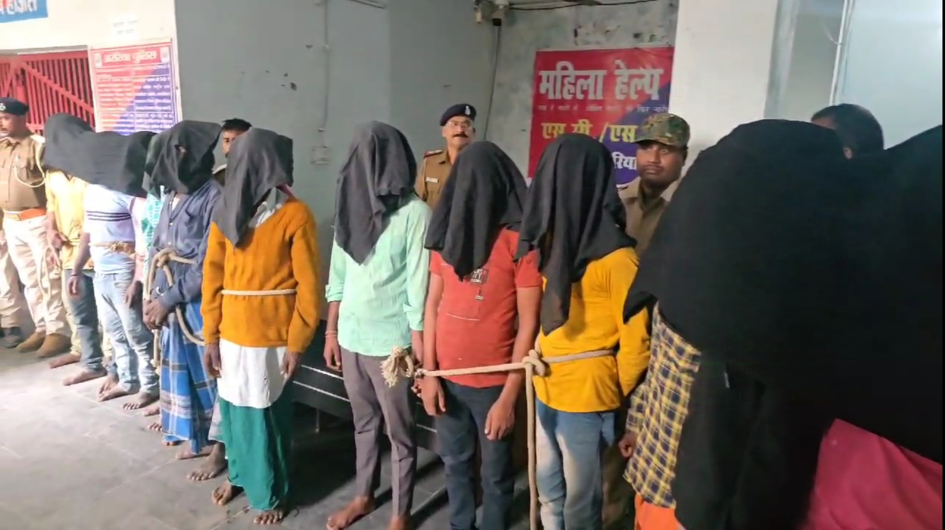 अररिया फोटो:एसपी कार्यालय में गिरफ्तार पुलिस पर हमला करने वाले हमलावर अररिया फोटो:एसपी कार्यालय में गिरफ्तार पुलिस पर हमला करने वाले हमलावर