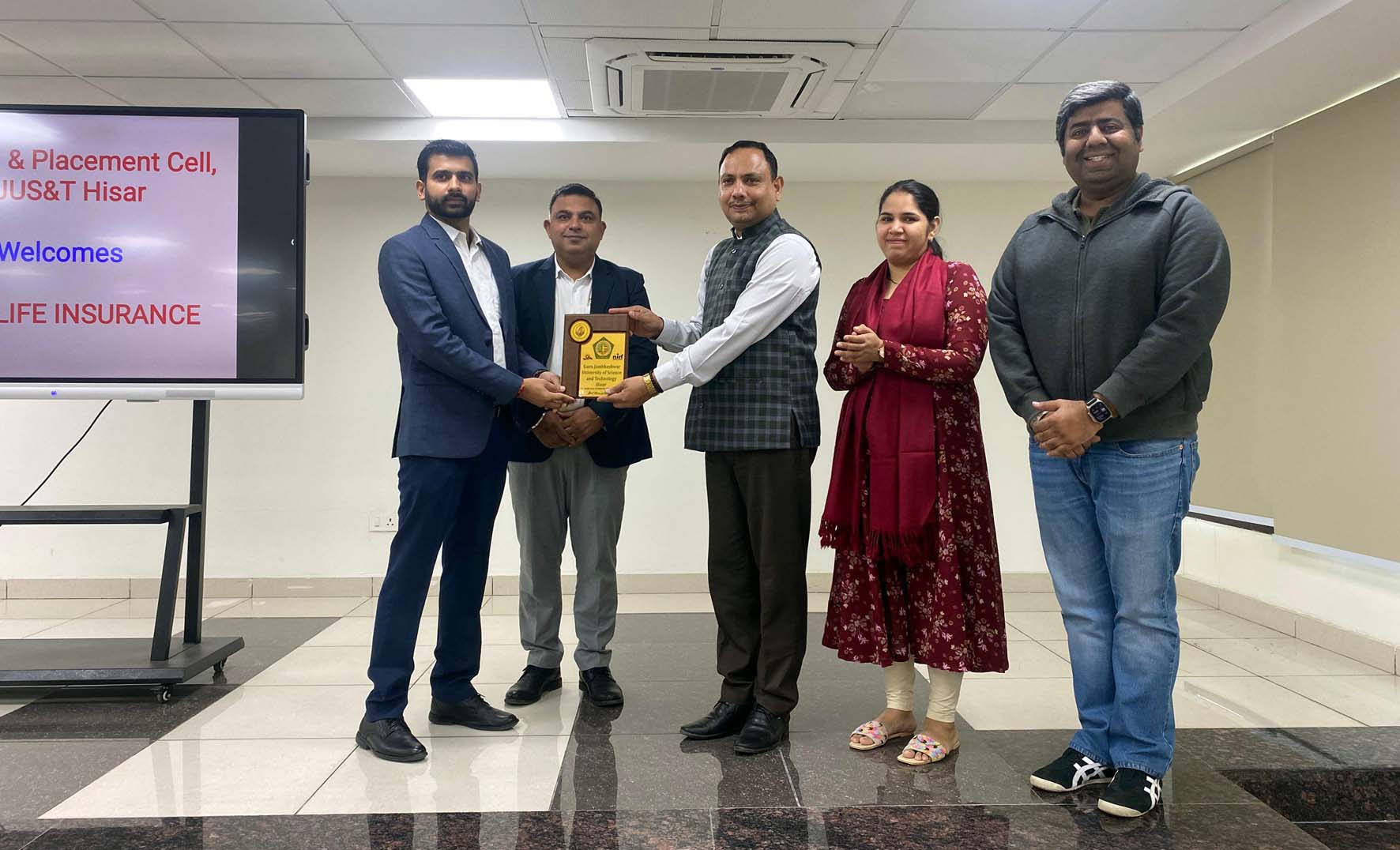 कंपनी के अधिकारियों को सम्मानित करते विश्वविद्यालय के अधिकारी। कंपनी के अधिकारियों को सम्मानित करते विश्वविद्यालय के अधिकारी।