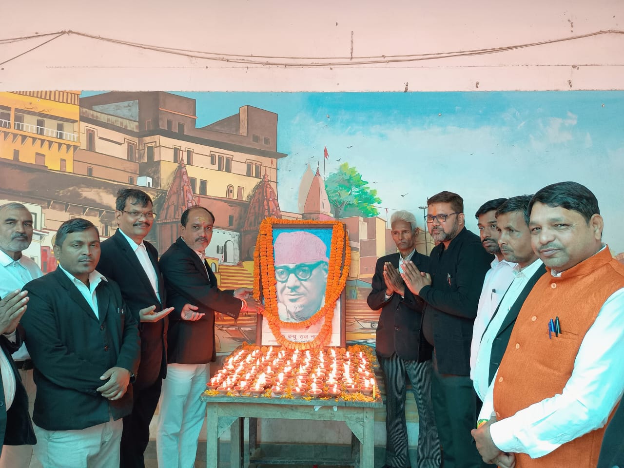जयंती पर समाजवादी पुरोधा के चित्र पर पुष्प अर्पित करते अधिवक्ता: फोटो बच्चा गुप्ता जयंती पर समाजवादी पुरोधा के चित्र पर पुष्प अर्पित करते अधिवक्ता: फोटो बच्चा गुप्ता