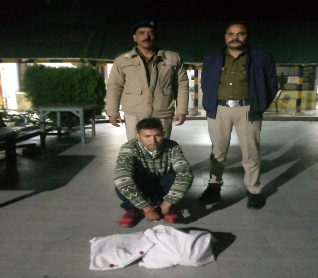 चरस के साथ पकड़ा गया आरोपित।