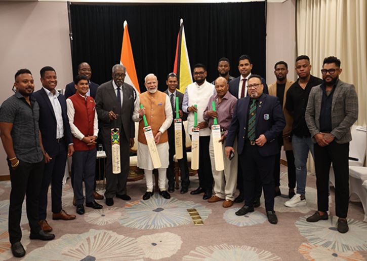 वेस्टइंडीज के पूर्व क्रिकेटरों के साथ पीएम मोदी वेस्टइंडीज के पूर्व क्रिकेटरों के साथ पीएम मोदी