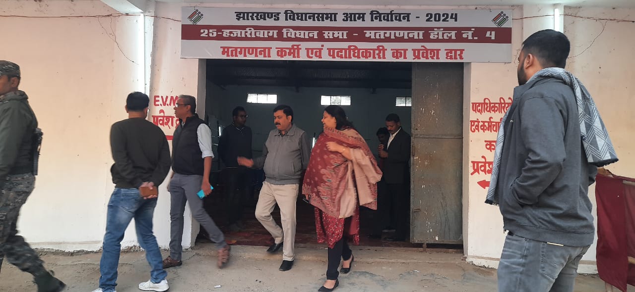 निरीक्षण कर बाहर निकलती उपायुक्त। निरीक्षण कर बाहर निकलती उपायुक्त।