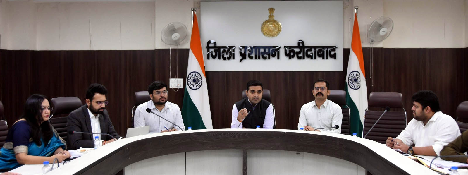 डीसी विक्रम सिंह अधिकारियों के साथ मीटिंग करते हुए। डीसी विक्रम सिंह अधिकारियों के साथ मीटिंग करते हुए।