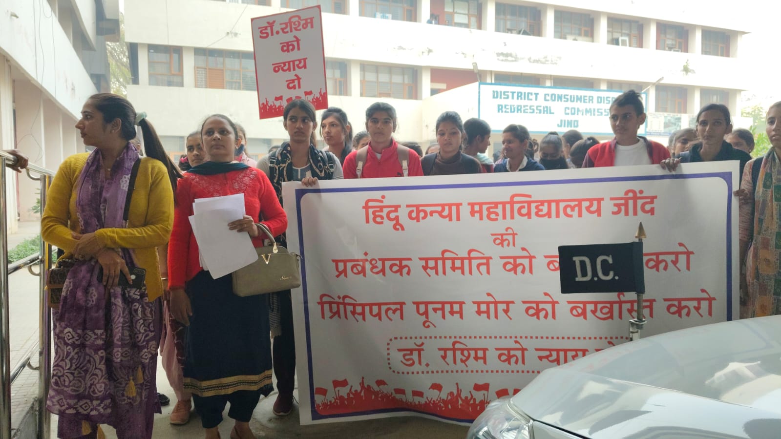 प्रदर्शन करते हुए छात्राएं।