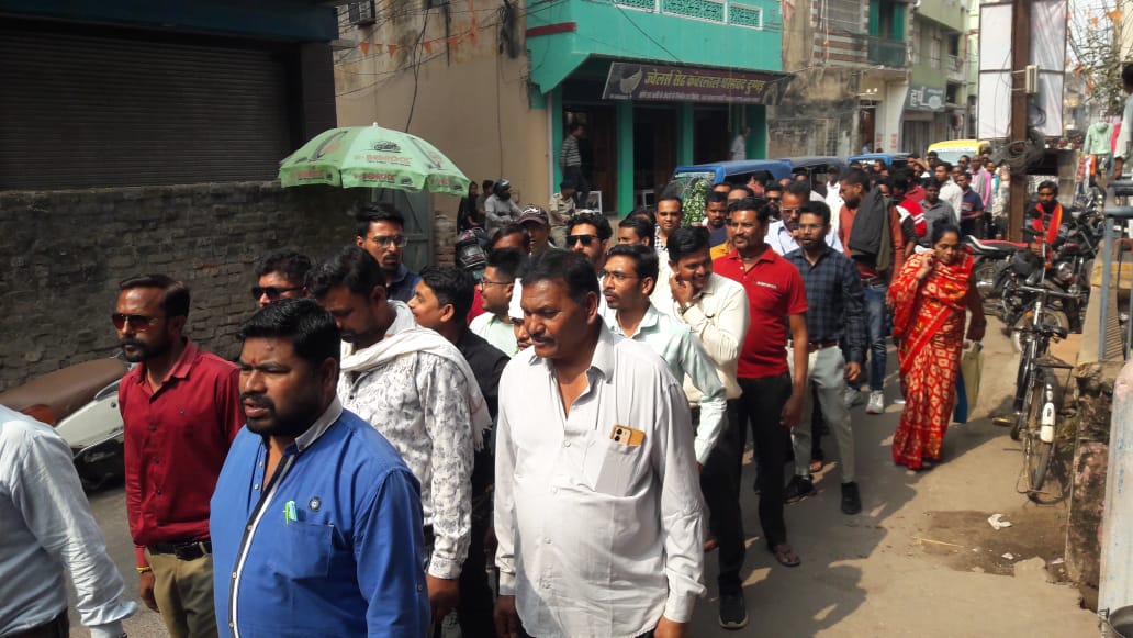 प्लेसमेंट कर्मचारियों ने शहर में निकाली रैली। प्लेसमेंट कर्मचारियों ने शहर में निकाली रैली।