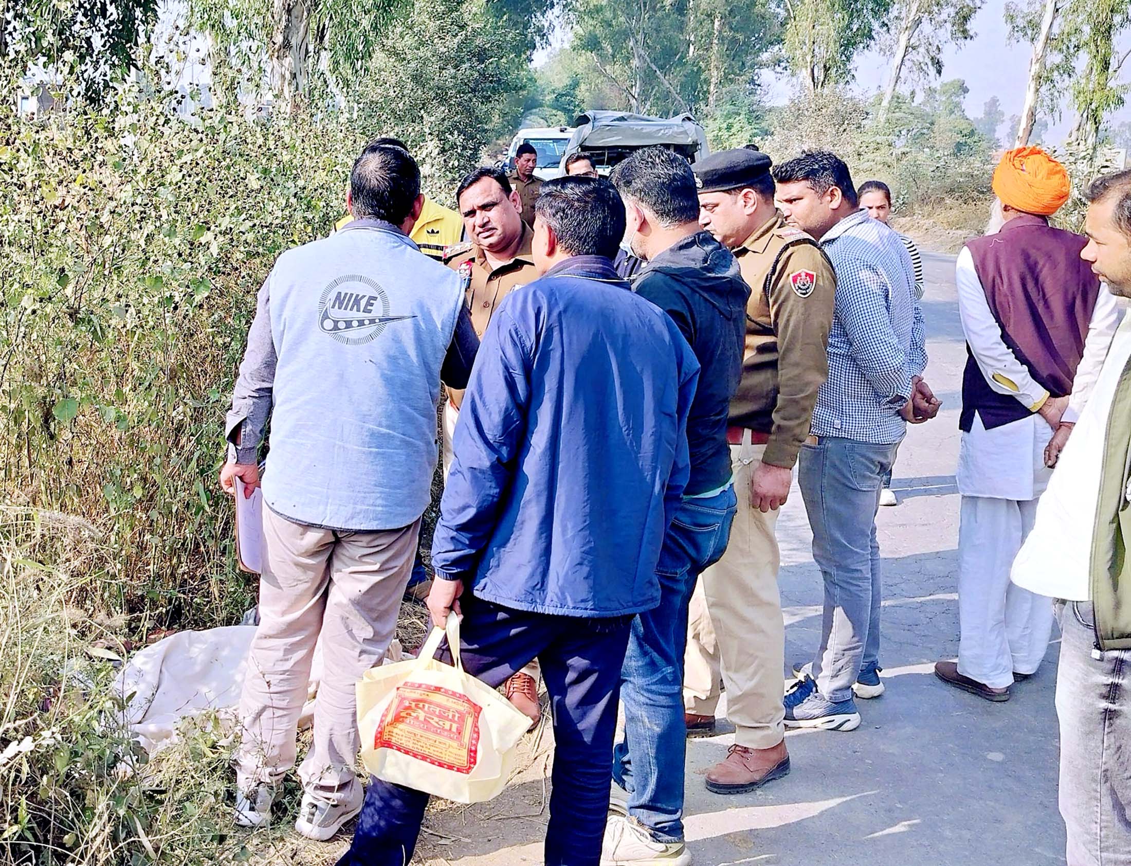 जांच करते हुए टीम। फाइल फोटो जांच करते हुए टीम। फाइल फोटो