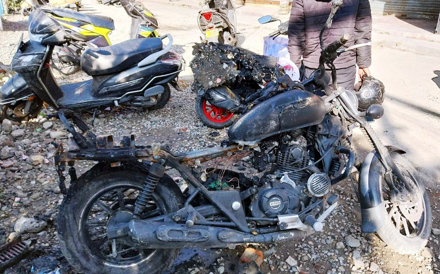 जली बाइकें जली बाइकें