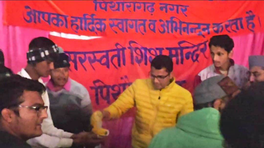 भाेजन पराेसते स्वयंसेवक। भाेजन पराेसते स्वयंसेवक।