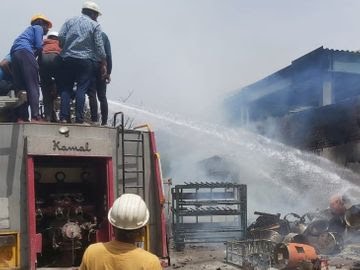आज पर काबू पाते हुए फायर ब्रिगेड कर्मचारियों आज पर काबू पाते हुए फायर ब्रिगेड कर्मचारियों