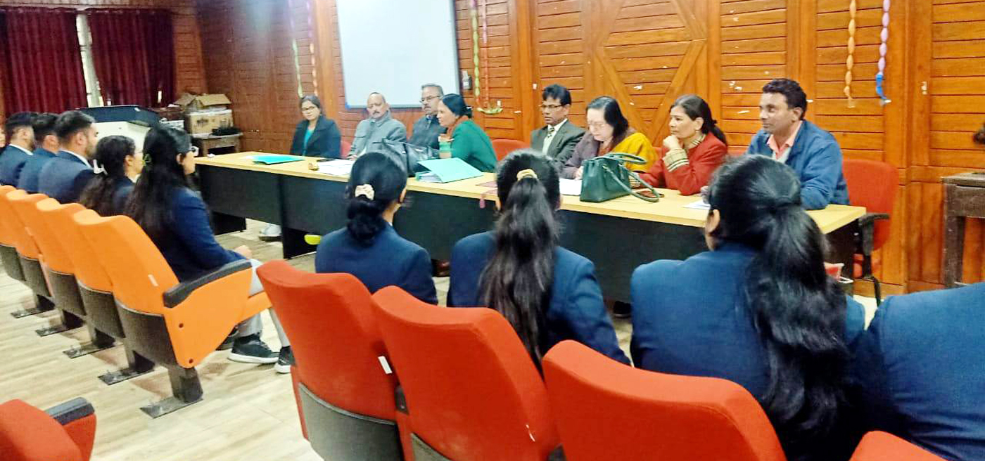 साक्षात्कार की प्रक्रिया में शामिल छात्र-छात्राएं। साक्षात्कार की प्रक्रिया में शामिल छात्र-छात्राएं।