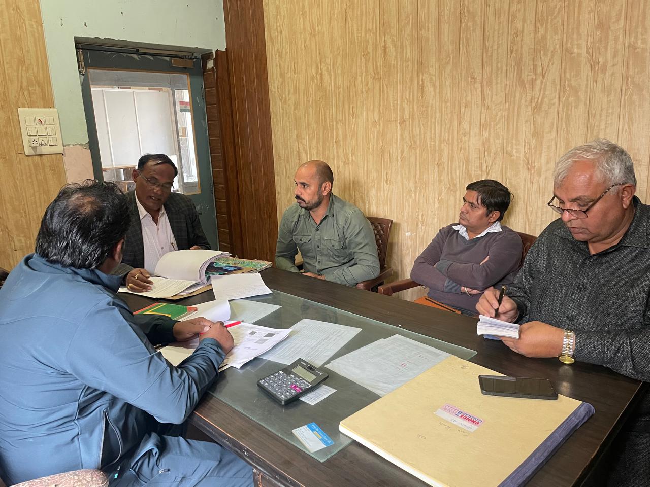 रानियां नगरपालिका में जांच करते रानियां नगरपालिका में जांच करते
