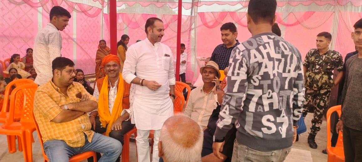 नागरिकों से मिलते पूर्व सांसद