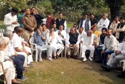 राज्य मंत्री राजेश नागर से ग्रामीणों ने की मुलाकात। राज्य मंत्री राजेश नागर से ग्रामीणों ने की मुलाकात।