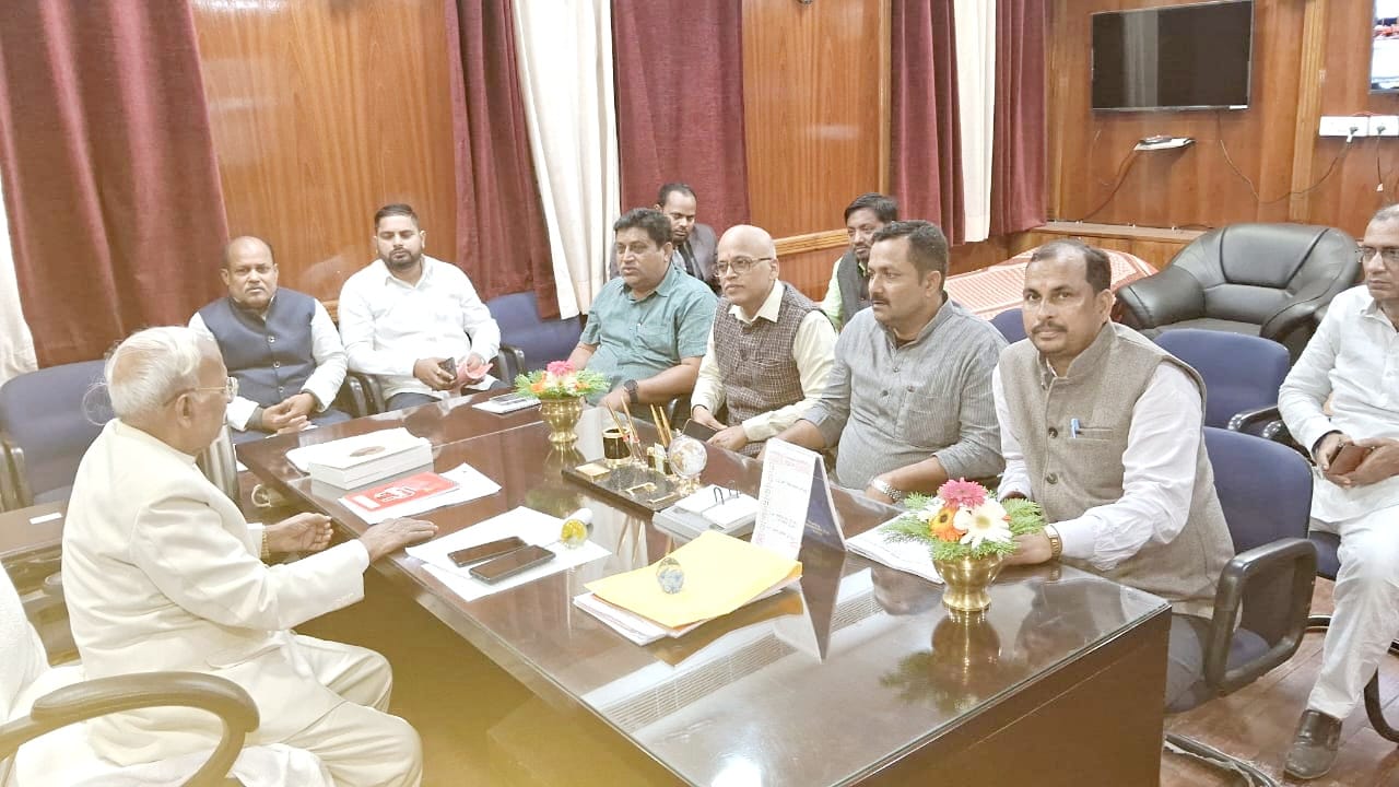 अध्यक्ष से मिलता शिष्टमंडल अध्यक्ष से मिलता शिष्टमंडल