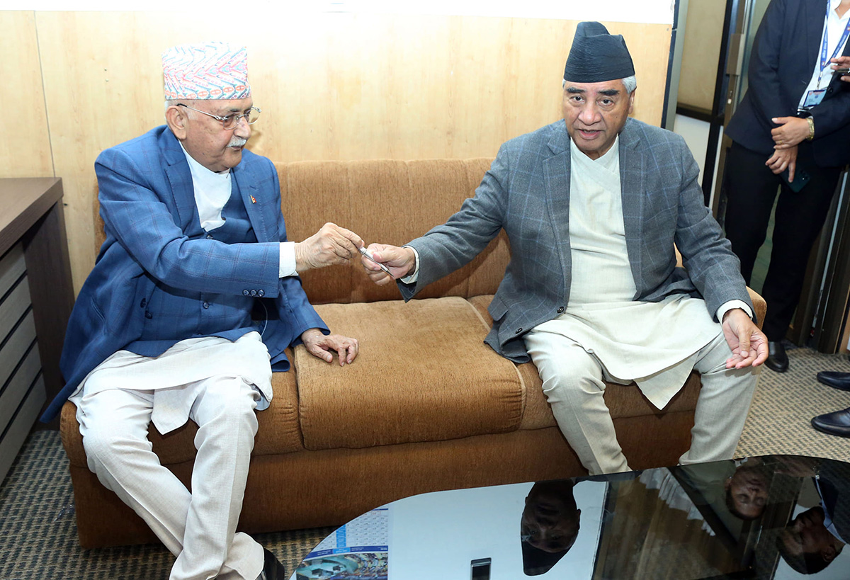 प्रधानमंत्री के पी ओली और कांग्रेस सभापति शेर बहादुर देउवा प्रधानमंत्री के पी ओली और कांग्रेस सभापति शेर बहादुर देउवा