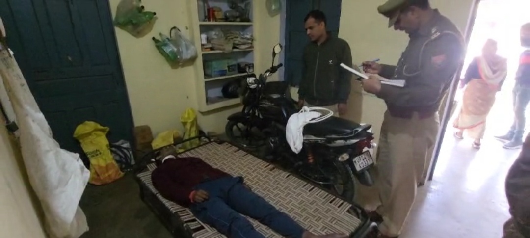 जेई के क्वार्टर में जांच करती पुलिस जेई के क्वार्टर में जांच करती पुलिस