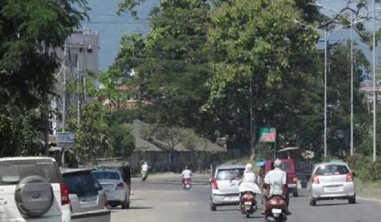 मणिपुर में शुक्रवार को कर्फ्यू में सुबह 5 से दोपहर 12 तक दी गई ढील के दौरान खरीदारी करते हुए लोगों की तस्वीर। मणिपुर में शुक्रवार को कर्फ्यू में सुबह 5 से दोपहर 12 तक दी गई ढील के दौरान खरीदारी करते हुए लोगों की तस्वीर।
