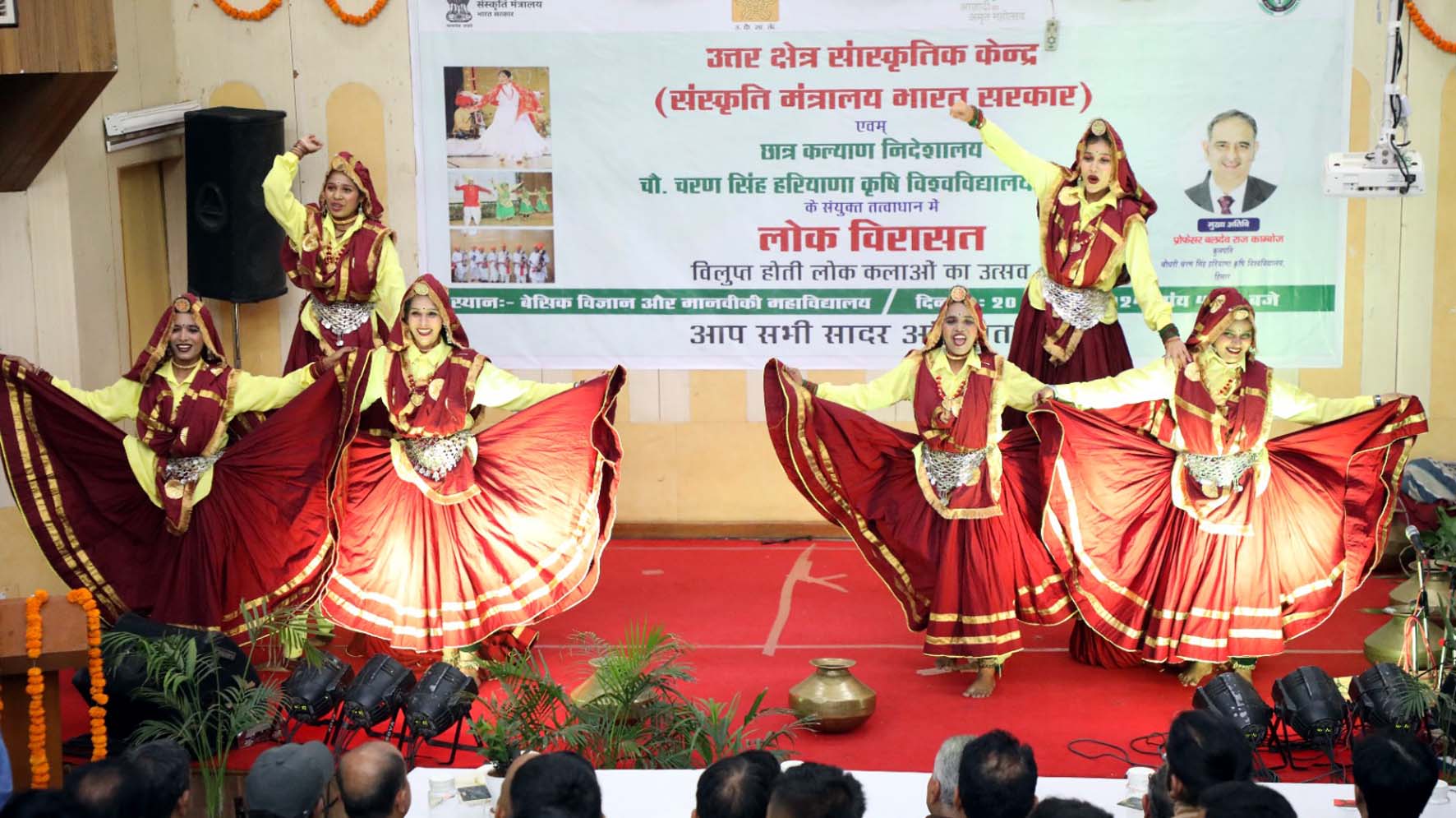 सांस्कृतिक कार्यक्रम प्रस्तुत करते लोक कलाकार। सांस्कृतिक कार्यक्रम प्रस्तुत करते लोक कलाकार।