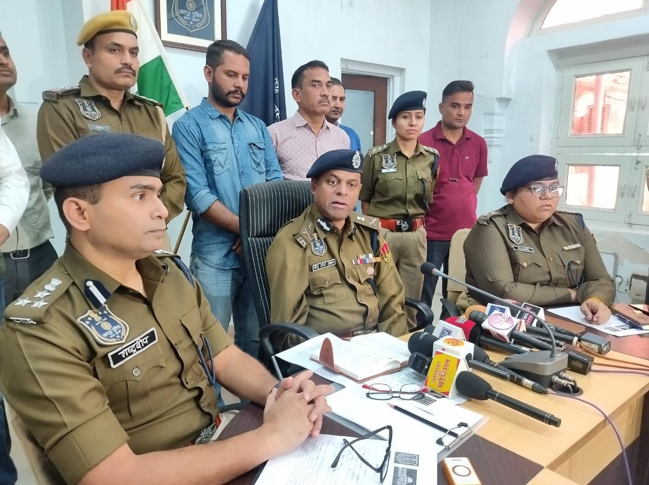 मोबाइल शॉप से हुई करोड़ों की चोरी मामलाः पांच आरोपित चढे पुलिस के हत्थे मोबाइल शॉप से हुई करोड़ों की चोरी मामलाः पांच आरोपित चढे पुलिस के हत्थे
