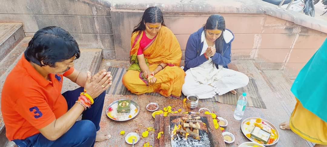 पूजा पर अंबा प्रसाद के साथ उनके पिता योगेंद्र साहू और बहन अनुप्रिया पूजा पर अंबा प्रसाद के साथ उनके पिता योगेंद्र साहू और बहन अनुप्रिया