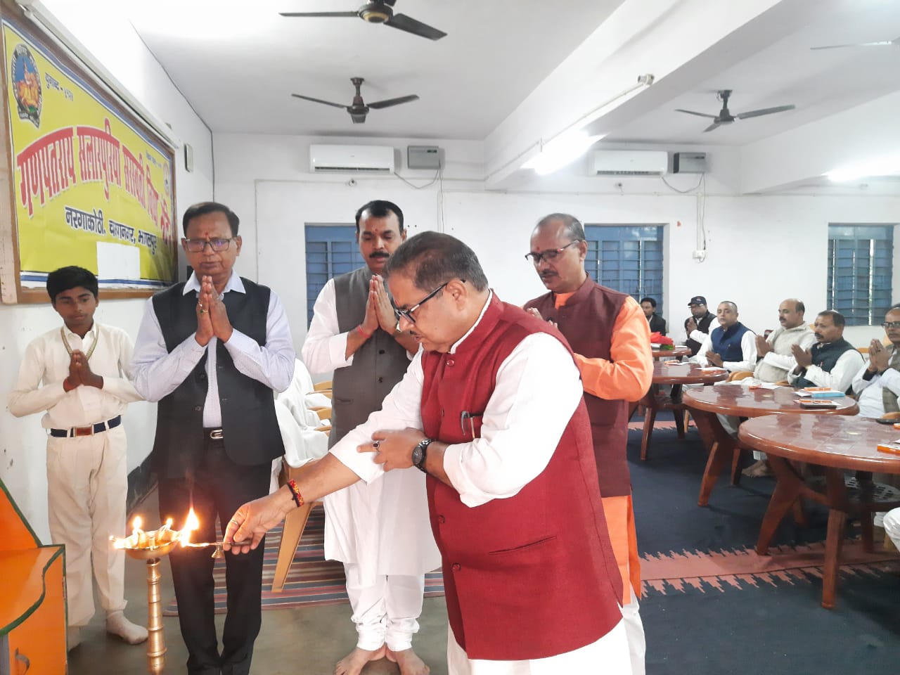 उद्घाटन करते अतिथि उद्घाटन करते अतिथि