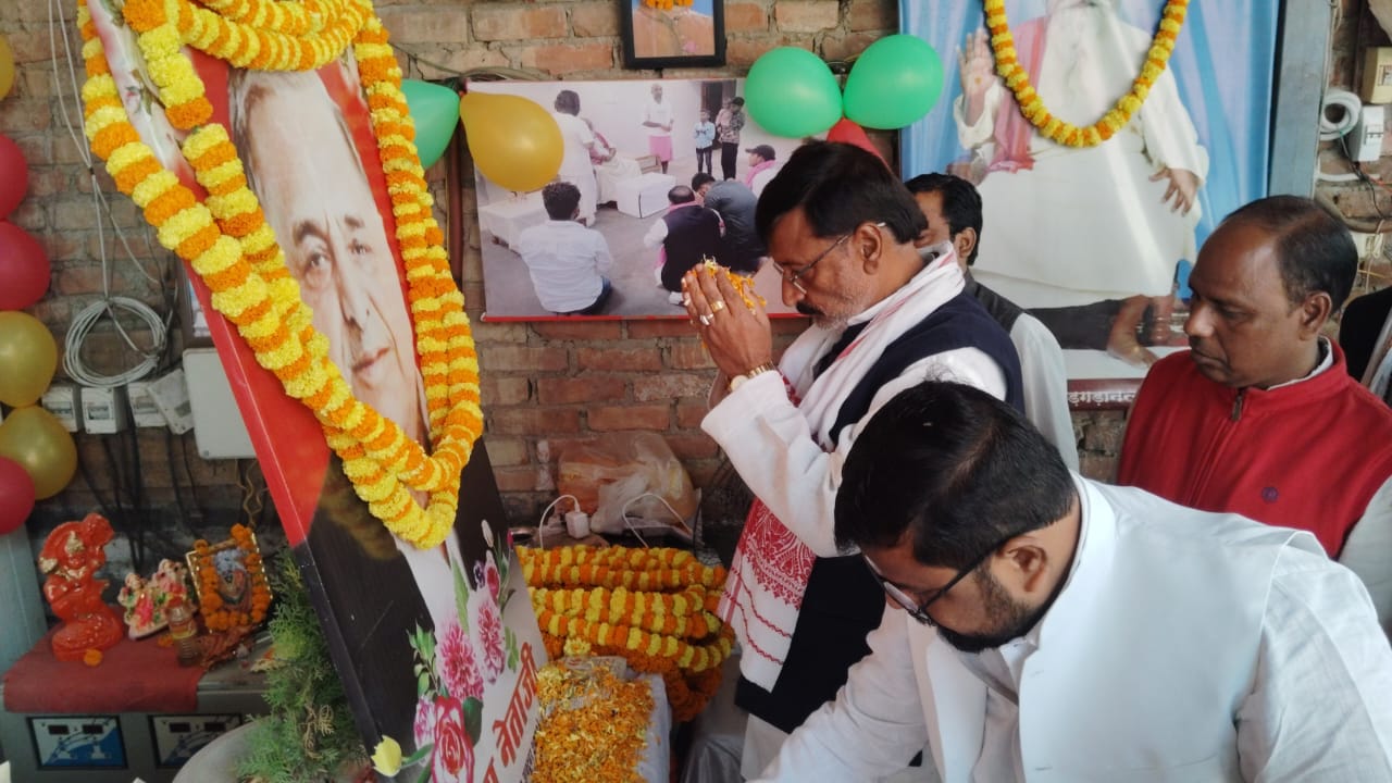 नेशनल इक्वल पार्टी के अध्यक्ष मुलायम सिंह की जयंती मनाते हुए नेशनल इक्वल पार्टी के अध्यक्ष मुलायम सिंह की जयंती मनाते हुए